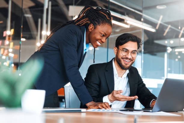 Conseillère et client d'Avenir Consultings échangeant sur un projet